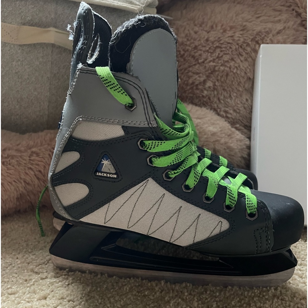 Ice skates barely used. No longer enjoy skating.